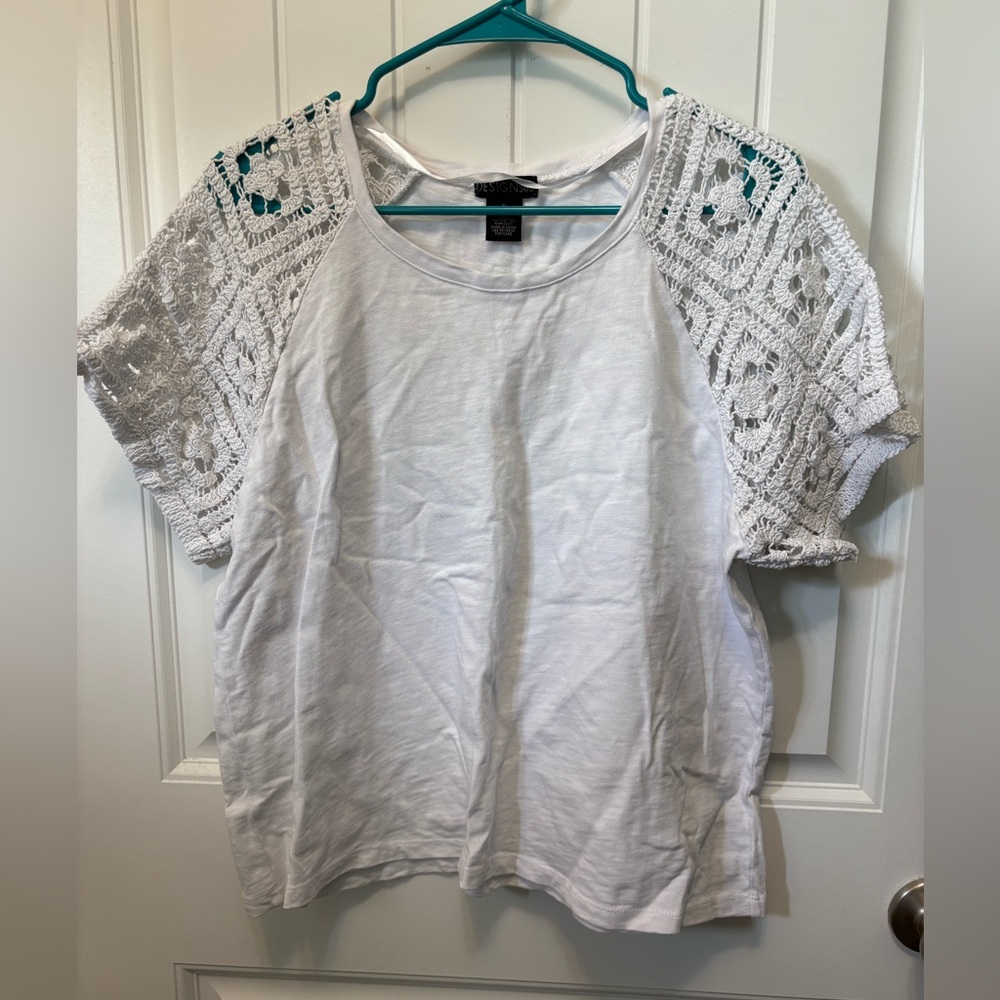 Design 365 White Lace Sleeve Top. Size XL. 100% cotton.